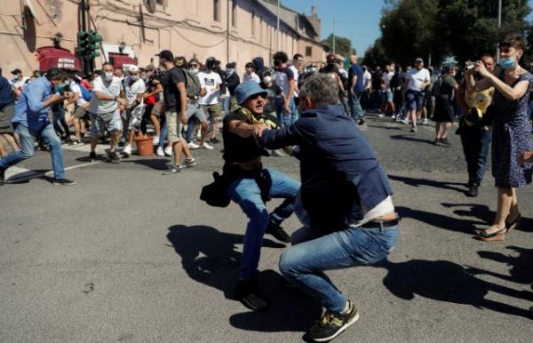Ρώμη : Επίθεση νεοφασιστών κατά δημοσιογράφων και αστυνομικών