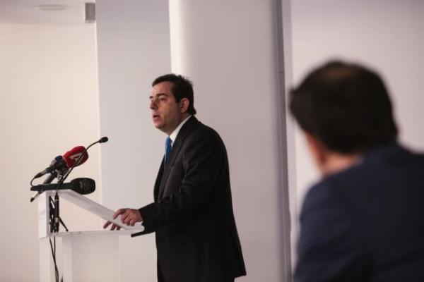 Μηταράκης : 2.000 πρόσφυγες έχουν βγει από τις δομές φιλοξενίας