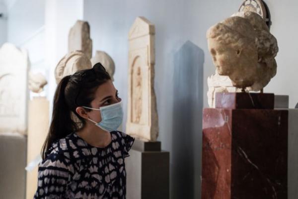 Με μάσκες, θερμομετρήσεις και αποστάσεις ασφαλείας άνοιξαν τα μουσεία [Εικόνες]