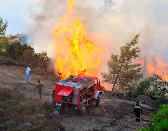 Φωτιά στην Κρήτη : «Mάχη» με τις φλόγες στο Αμάρι Ρεθύμνου