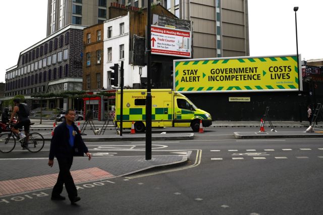 Κοροναϊός : Πάνω από 53.000 νεκροί στη Βρετανία – Επικρίνεται η κυβέρνηση Τζόνσον