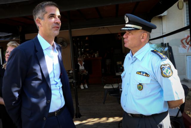 Καφέδες πέταξαν στον Κώστα Μπακογιάννη στην πλατεία Αγίου Παύλου – Το σχόλιο του Δημάρχου