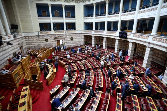 Βουλή: Κόντρα κυβέρνησης - αντιπολίτευσης για το νομοσχέδιο των μικροχρηματοδοτήσεων