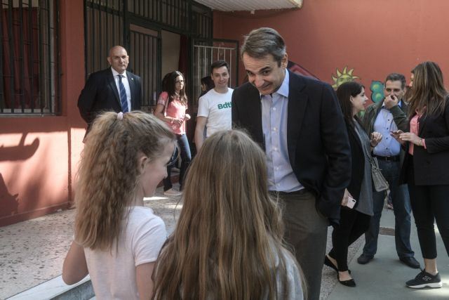 Σε δημοτικό σχολείο της Καλλιθέας ο πρωθυπουργός