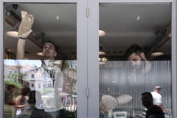 Bloomberg : Η αργή επανεκκίνηση του τουρισμού απειλεί να αυξήσει την ανεργία στην Ελλάδα