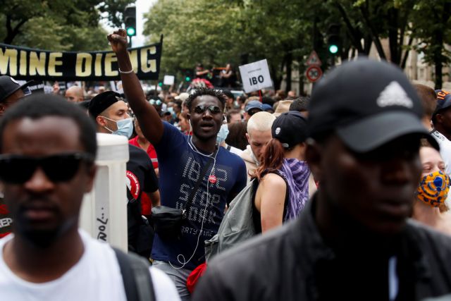 Πλήθος διαδηλωτών στο Παρίσι διαμαρτύρονται κατά του ρατσισμού και της αστυνομικής βίας