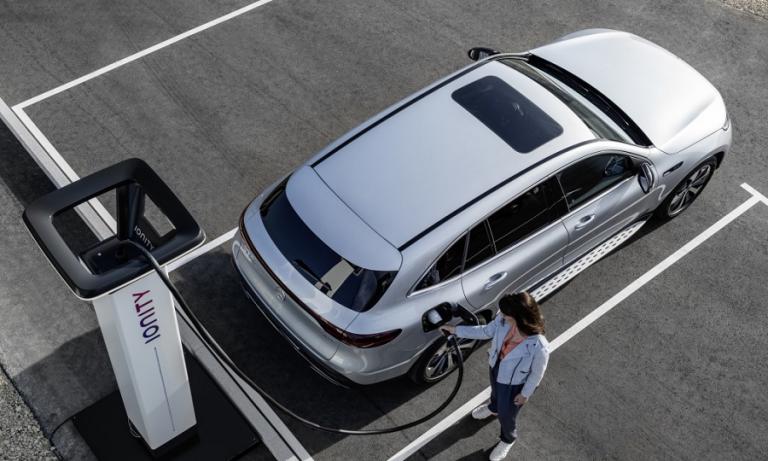 Φορτιστές ηλεκτροκίνητων στα πρατήρια καυσίμων θεσμοθετεί η Γερμανία