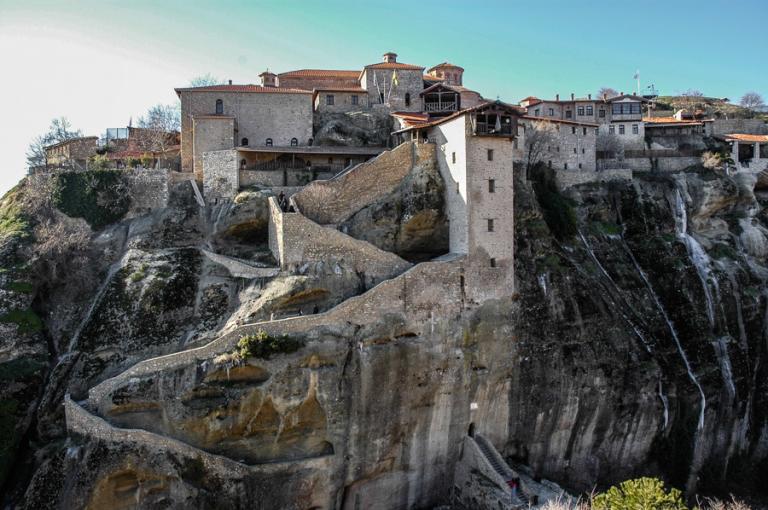 Μετέωρα: Σπάνιας αρχιτεκτονικής Μονές προκαλούν δέος