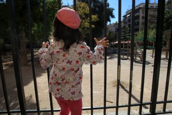 «Το παιδί πείναγε και εγώ δεν είχα»: Σοκάρουν τα λόγια της μητέρας που είδε την κόρη της να λιποθυμά από την πείνα