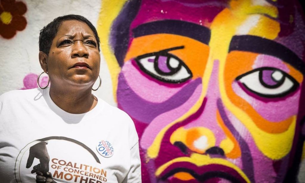 «Έζησα ξανά τον θάνατο του γιου μου» – Η συγκλονιστική εξομολόγηση μητέρας θύματος αστυνομικής βίας