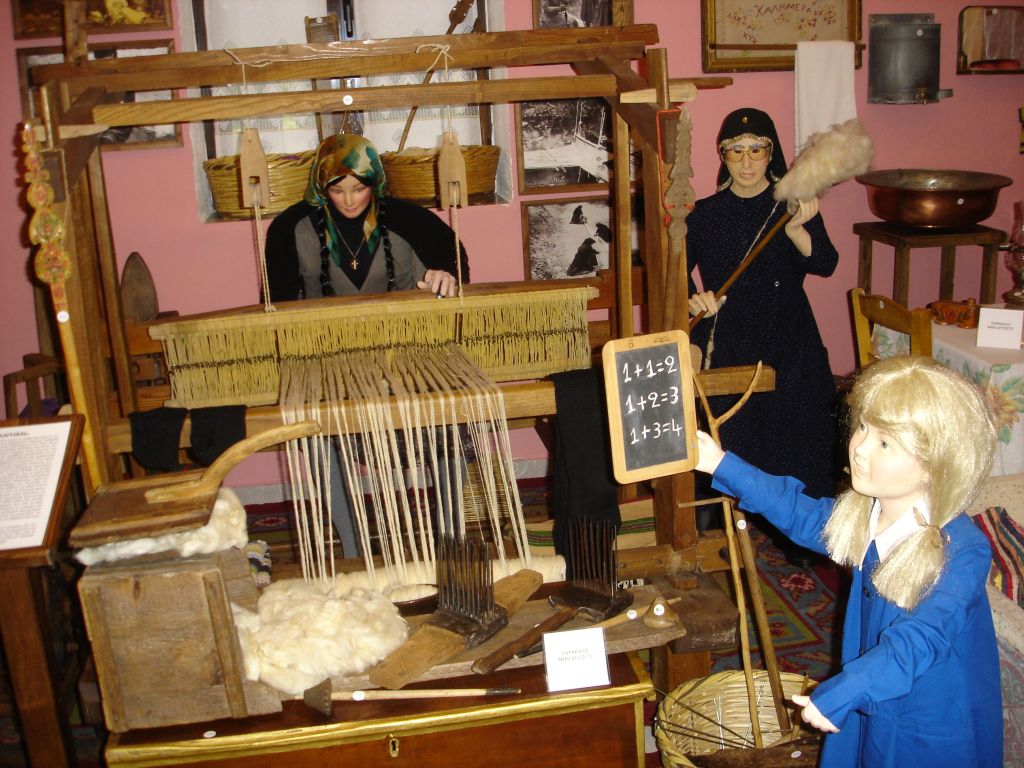 Πυροσβέστης δώρισε τη συλλογή του από 20.000 αντικείμενα σε Λαογραφικό Μουσείο των Τρικάλων