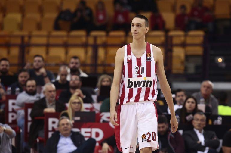 Ο Ποκουσέφσκι δίπλα στον Greek Freak