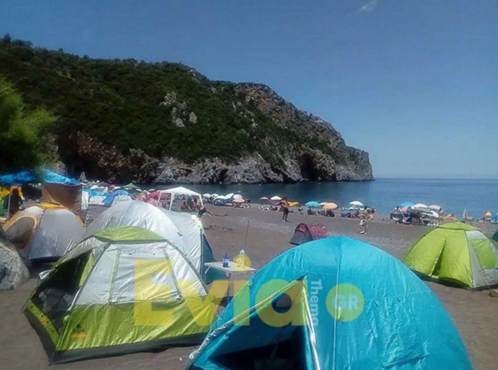 Εύβοια: Γεμάτη σκηνές και χωρίς καμία απόσταση η παραλία Λιμνιώνας