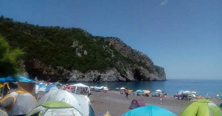 Εύβοια: Γεμάτη σκηνές και χωρίς καμία απόσταση η παραλία Λιμνιώνας