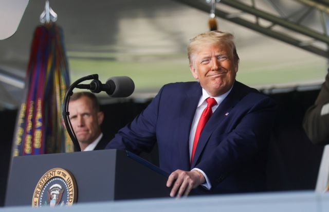 Νέες θεωρίες για την υγεία του Τραμπ – Δεν μπορούσε να σηκώσει ούτε ένα ποτήρι νερό