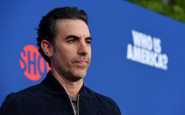 O Σάσα Μπάρον Κοέν έκανε «ντου» σε συγκέντρωση ακροδεξιών