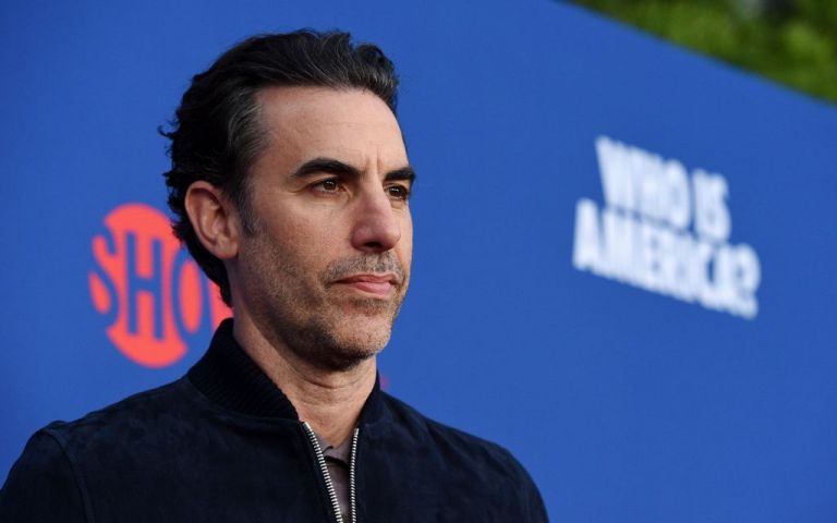 O Σάσα Μπάρον Κοέν έκανε «ντου» σε συγκέντρωση ακροδεξιών