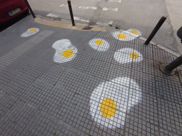 Πεζοδρόμια της Θεσσαλονίκης γέμισαν με… τηγανητά αβγά – Το μήνυμα πίσω από τα γκράφιτι