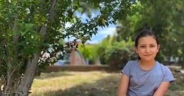 Προσφυγικό: Η Αρεζού από το Αφγανιστάν αρίστευσε και ευχαριστεί το σχολείο της