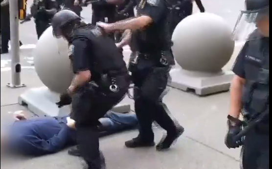 Βίντεο που κόβει την ανάσα: 75χρονος πέφτει με το κεφάλι στο τσιμέντο «από χέρια» αστυνομικών