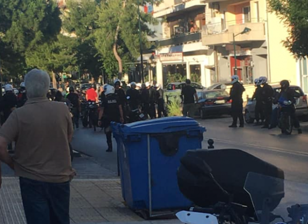 Αγία Βαρβάρα : Μπλόκο αστυνομικών σε διαμαρτυρία ντελιβεράδων