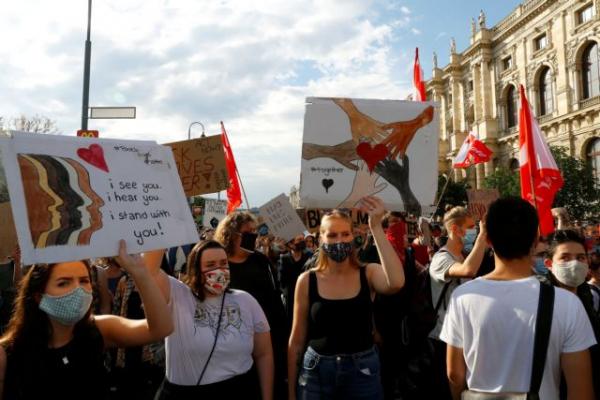 Πρωτοφανής σε όγκο αντιρατσιστική διαδήλωση στη Βιέννη για τον Τζορτζ Φλόιντ