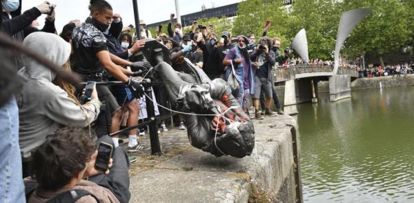 Τα αγάλματα της οργής και η παρακμή της Δύσης σε μια μάχη από το παρελθόν