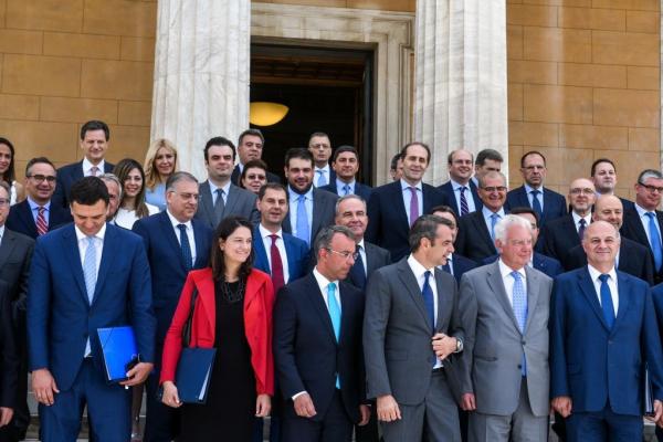 Ποιος ο λόγος που έγινε «σίριαλ» ο ανασχηματισμός και «παρέλυσαν» τα υπουργεία;