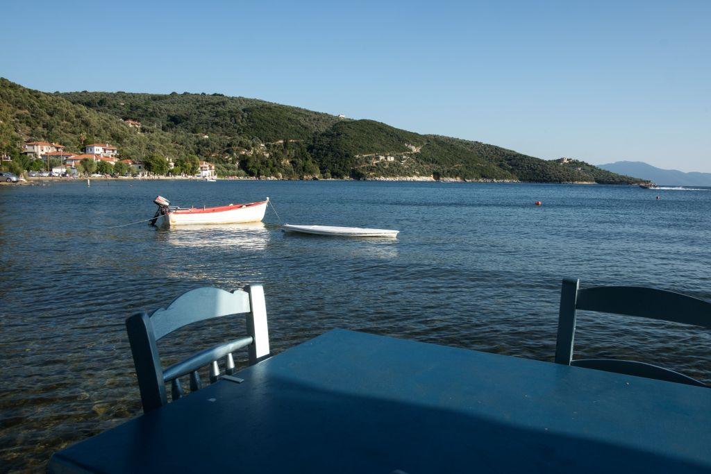 Τουρισμός: Πότε και για ποιες χώρες αίρονται οι ταξιδιωτικοί περιορισμοί – Το σχέδιο για τα νησιά