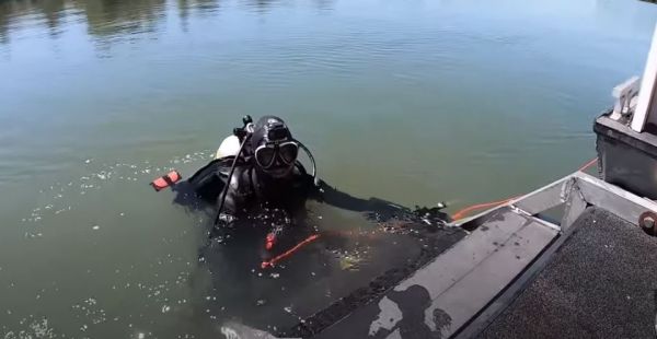 Η στιγμή που δύτης βρίσκει κρυμμένο θησαυρό σε ποτάμι αξίας 17.000 ευρώ