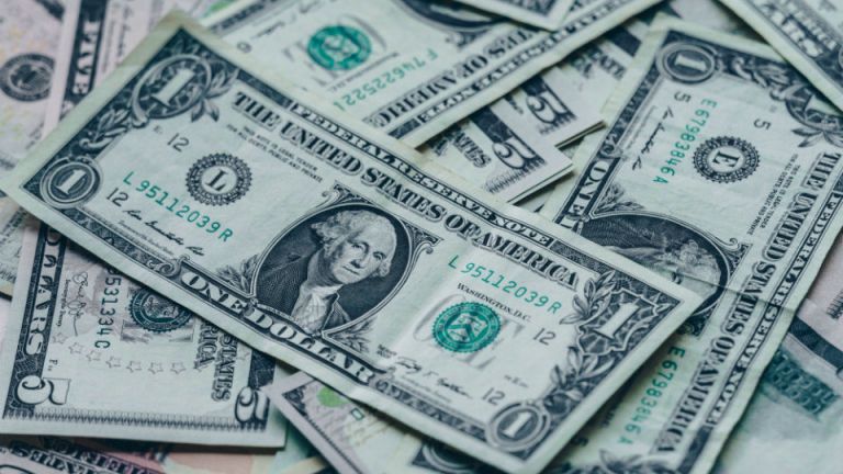 Τα δολάρια με δύο γυναικείες υπογραφές – Ιστορική στιγμή