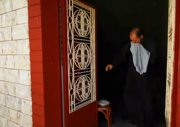 Ιερέας άφησε Θεία Λειτουργία για να σβήσει πυρκαγιά