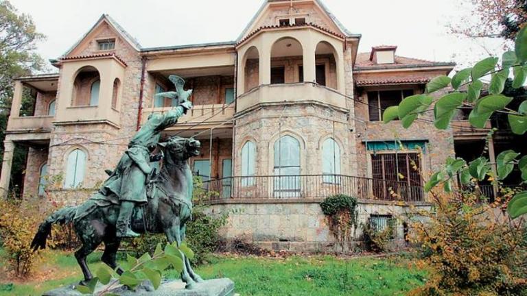 Το κόμπλεξ με την ιστορία μας