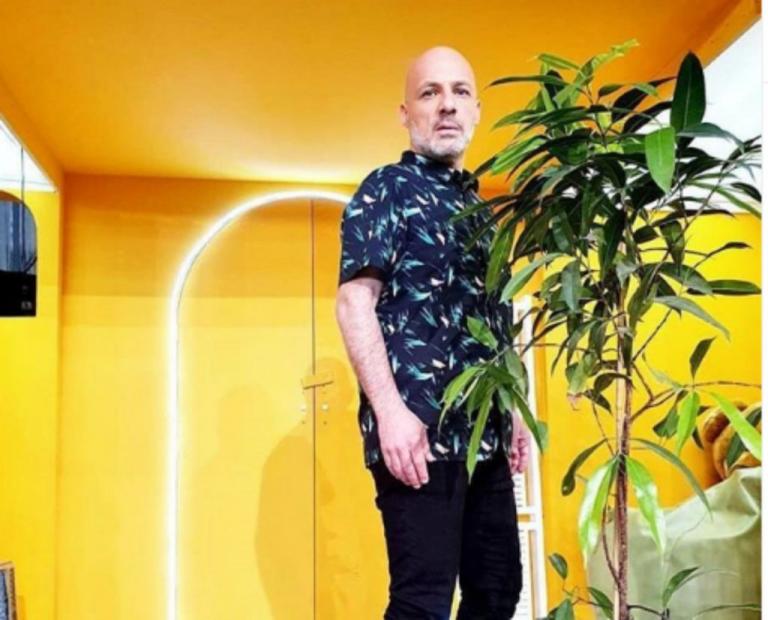 Νίκος Μουτσινάς: «Η διαδικασία της υιοθεσίας με κόμπλαρε»