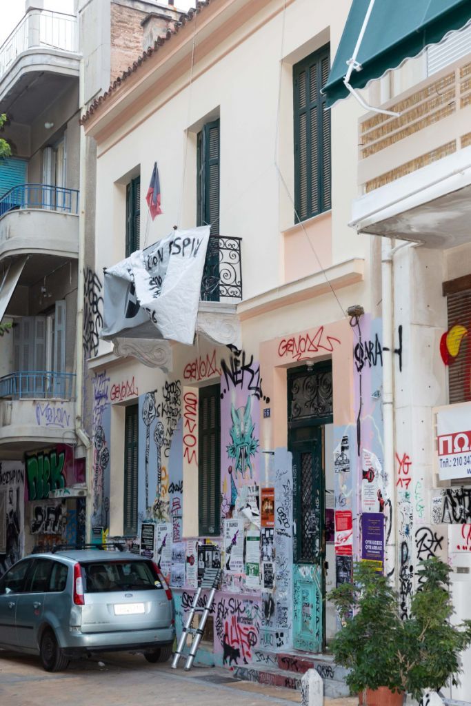 Εξάρχεια: Τι βρήκε η αστυνομία στα δύο υπό κατάληψη κτίρια [εικόνες]