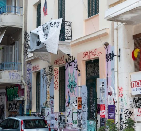 Εξάρχεια: Τι βρήκε η αστυνομία στα δύο υπό κατάληψη κτίρια [εικόνες]
