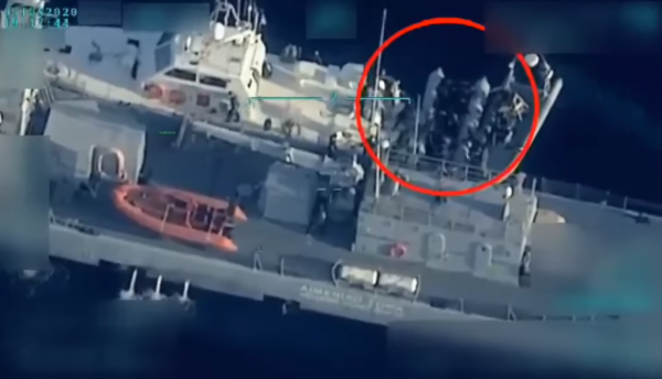 Bίντεο – καταγγελία: Το ελληνικό Λιμενικό παίρνει τη μηχανή από βάρκα με πρόσφυγες