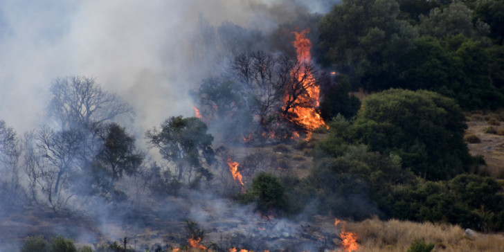 Ζάκυνθος: Μαίνεται η πυρκαγιά στις Μάριες – Οι φλόγες απείλησαν το χωριό