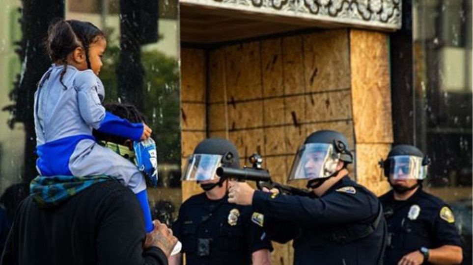 Οι δύο όψεις των αστυνομικών στις ΗΠΑ: Αυτοί που γονατίζουν στους διαδηλωτές και αυτοί που σημαδεύουν παιδιά