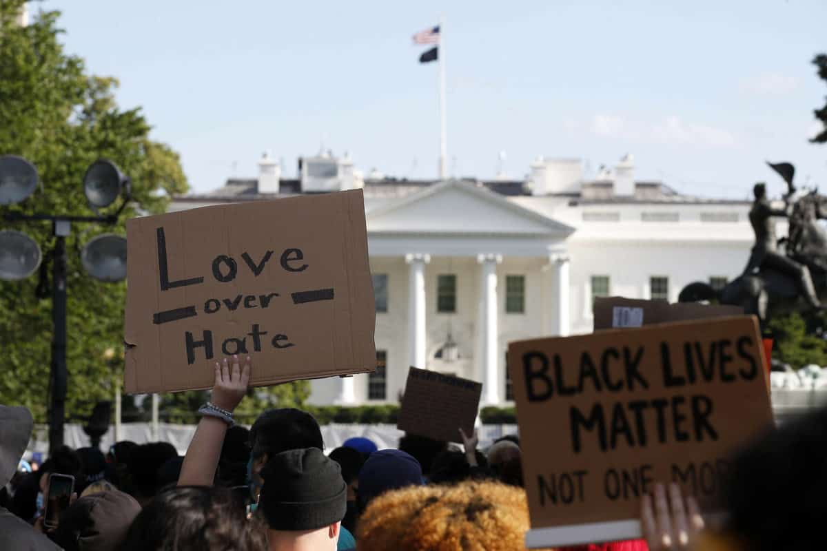 Τζορτζ Φλόιντ : Επιμένουν οι διαδηλωτές έξω από τον Λευκό Οίκο παρά την απαγόρευση