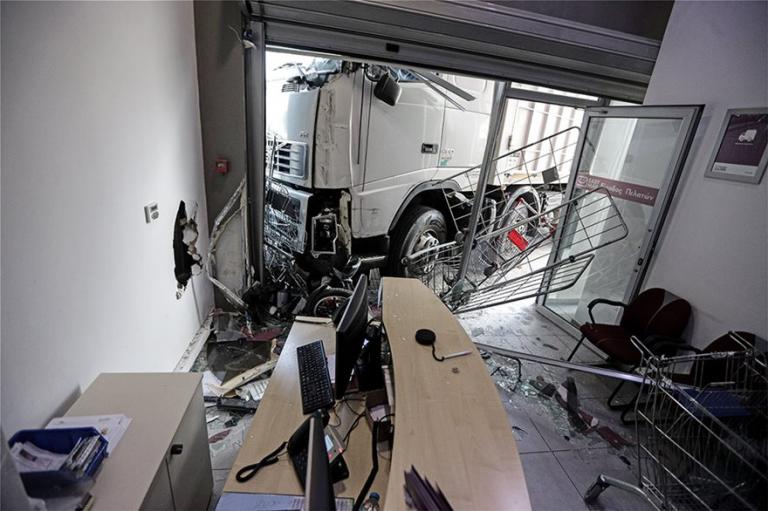 Τροχαίο στην Πειραιώς: O οδηγός έπαθε έμφραγμα πάνω στο τιμόνι