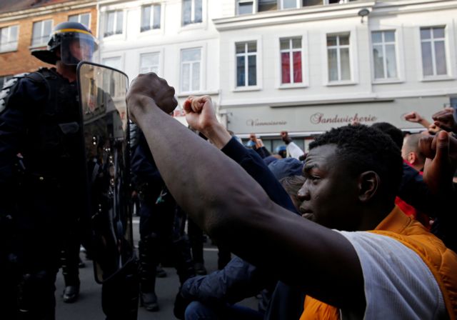 Γαλλία : Η αστυνομία εγκαταλείπει τις πρακτικές ασφυξίας