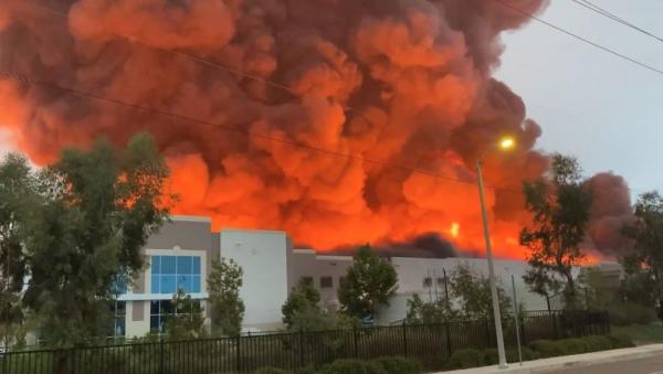 Καλιφόρνια: Τεράστια πυρκαγιά σε αποθήκη  – Πιθανόν να ανήκει στην Amazon