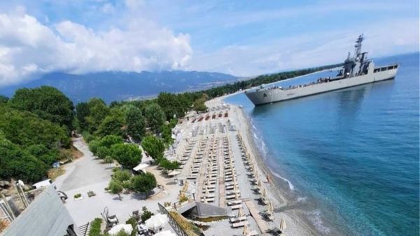 Πλοίο του Πολεμικού Ναυτικού «άραξε» μπροστά σε beach bar στην Πιερία