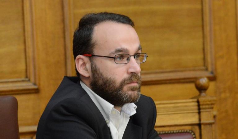 Βουλευτής του ΚΚΕ αποκαλεί «κερκόπορτα» τη λειτουργία μεταπτυχιακών στα αγγλικά