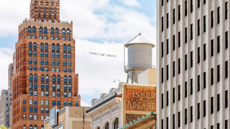 Τα τελευταία λόγια του Φλόιντ «πετούν» πάνω από τις πόλεις των ΗΠΑ