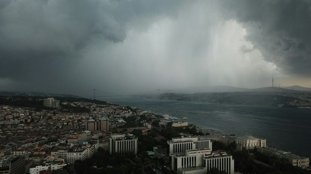 Κωνσταντινούπολη: Τεράστιος υδροστρόβιλος σάρωσε τα πάντα στο πέρασμά του