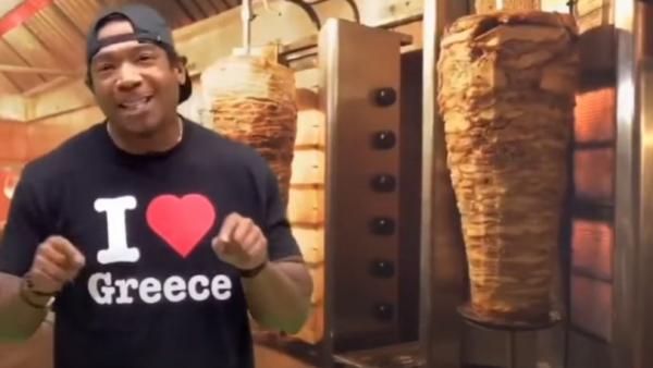 Απίστευτο: Γνωστός ράπερ διαφημίζει σουβλατζίδικο στις ΗΠΑ