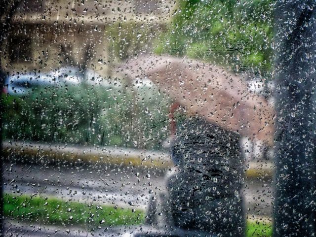 Καιρός : Βροχές και καταιγίδες – Πτώση της θερμοκρασίας | in.gr