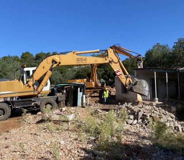 Κατεδάφιση αυθαιρέτων στη Μάνδρα προανήγγειλε ο Χατζηδάκης